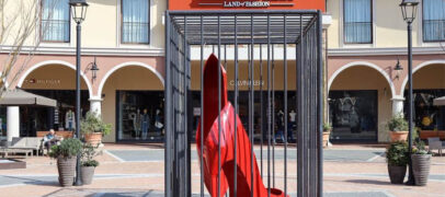 “La Violenza è una gabbia”, installazione al Valdichiana Village